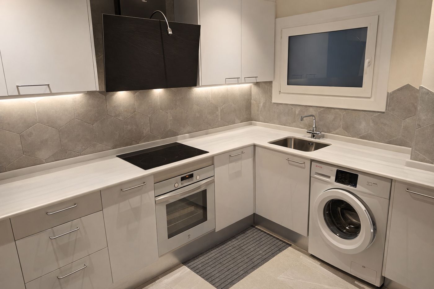 Cocina reformada con lavadora del piso Fira Carrilet