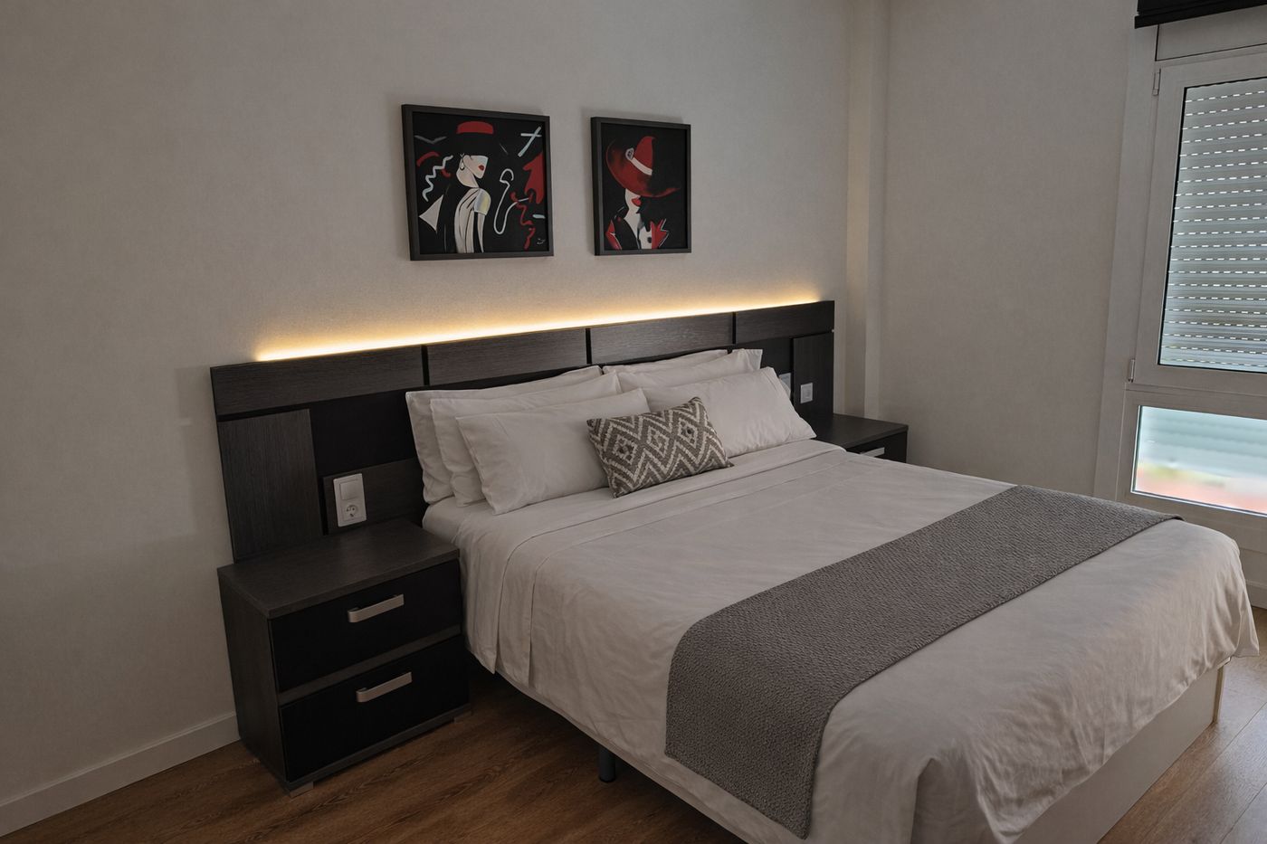 Dormitorio principal con cama de matrimonio