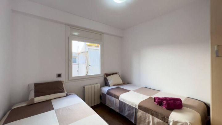 Dormitorio con dos camas individuales