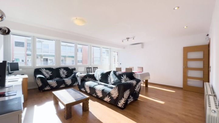 Salón con sofás y mesa de centro del apartamento Gran Via