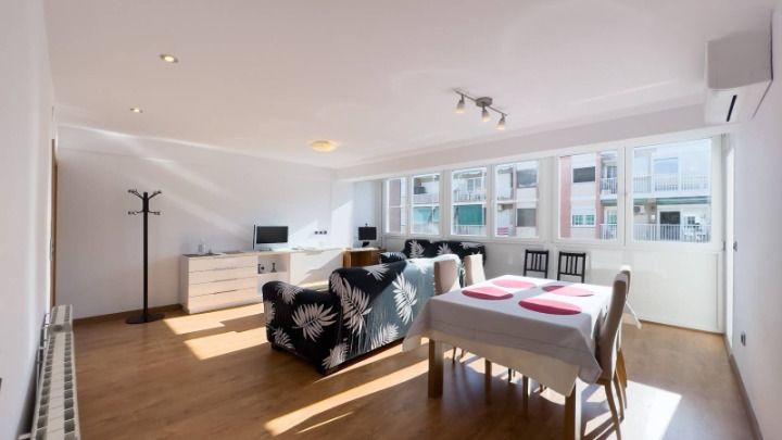 Salón luminoso del apartamento turístico Gran Via en L'Hospitalet, cerca de Fira Barcelona