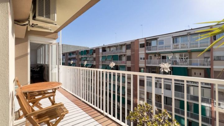 Terraza privada del apartamento Gran Via con mesa y sillas